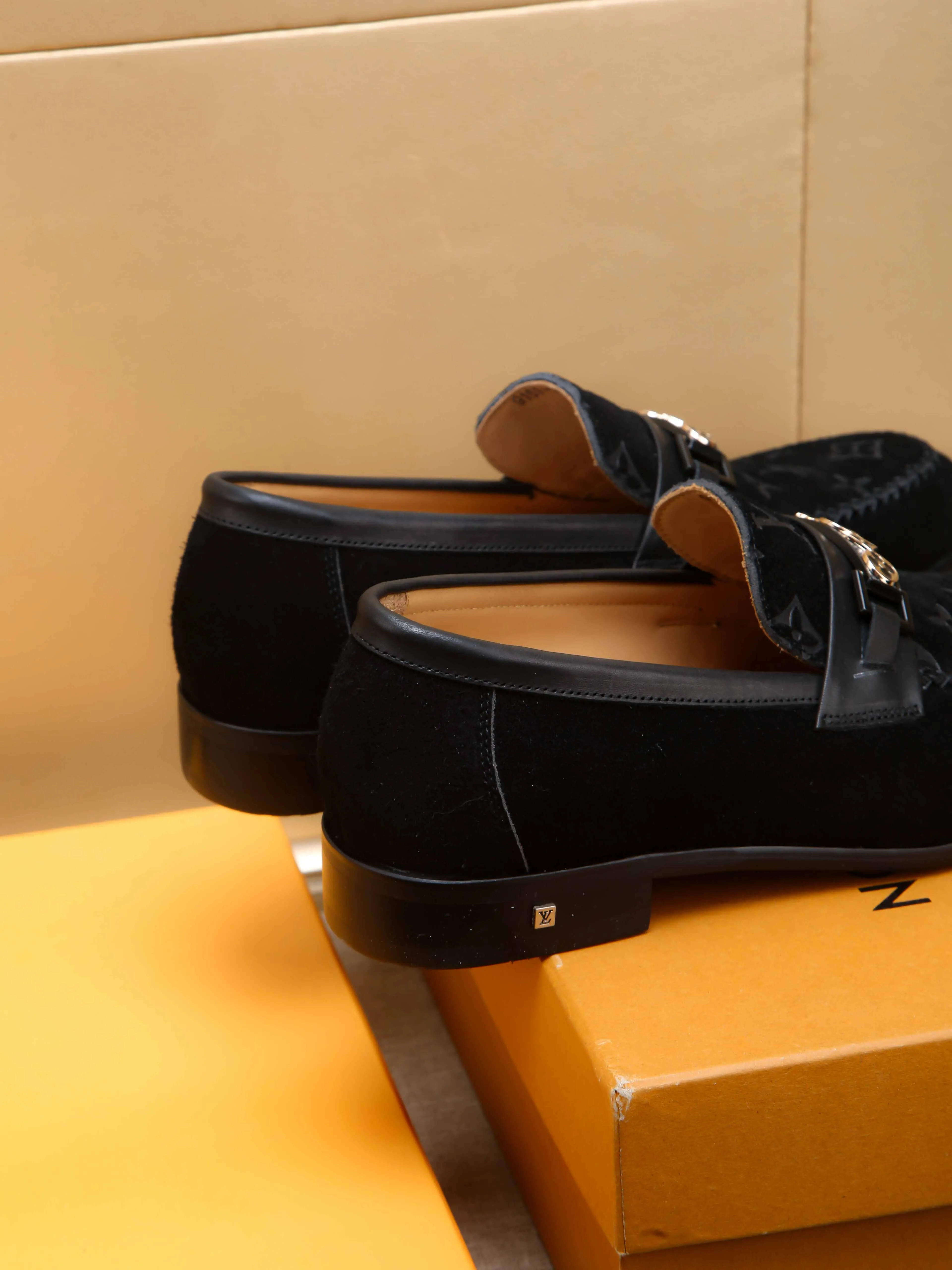 Men's shoes 💰 460 💰 Louis Vuitton LV ® 🆕 model 🔛Full shoe counter, first layer cowhide, 🐂leather lined casual shoes for men, super soft outsole, essential for driving. Counter synchronization, original first layer cowhide, completely 1:1 mold customization🌹top version, color optional! Number: 39-44 (customized at 38.45)